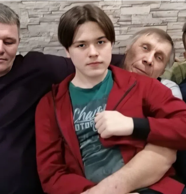 Фигурант дела «канских террористов» Никита Уваров (в центре) с родными. Фото из семейного архива